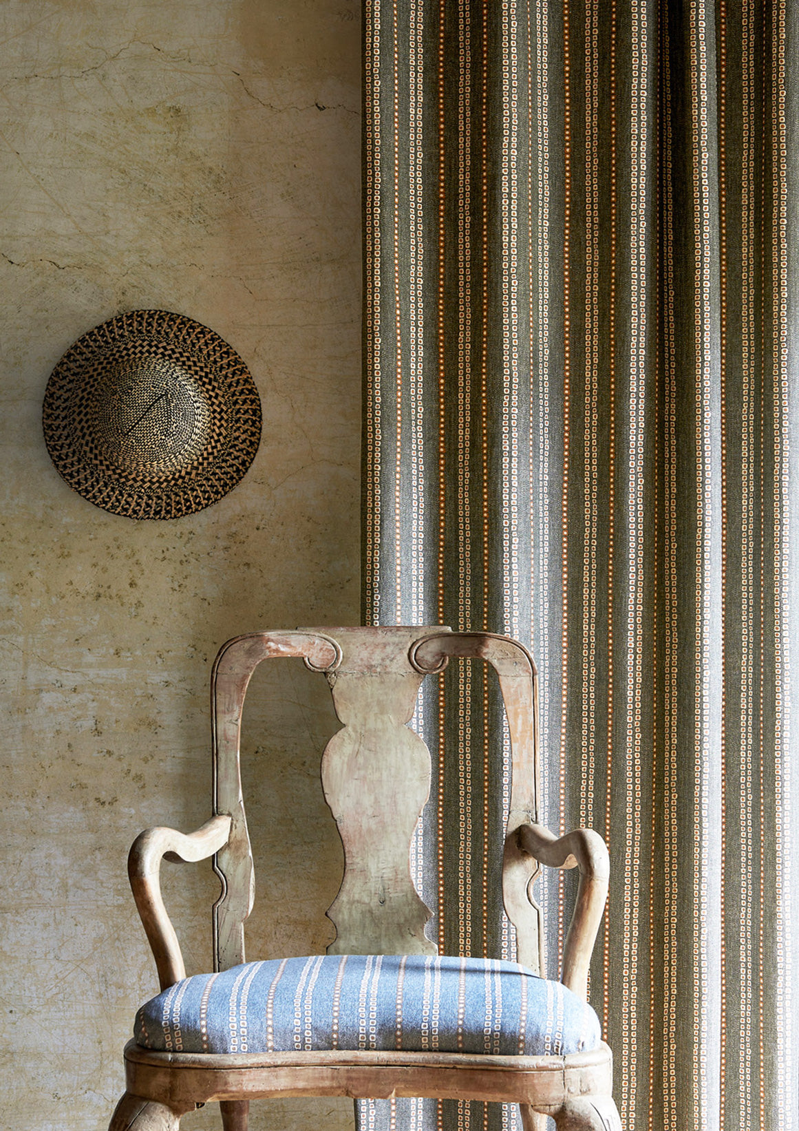 Lewis & Wood Jakarta Ebony Made to Measure Roman Blinds – lifestyle photograph