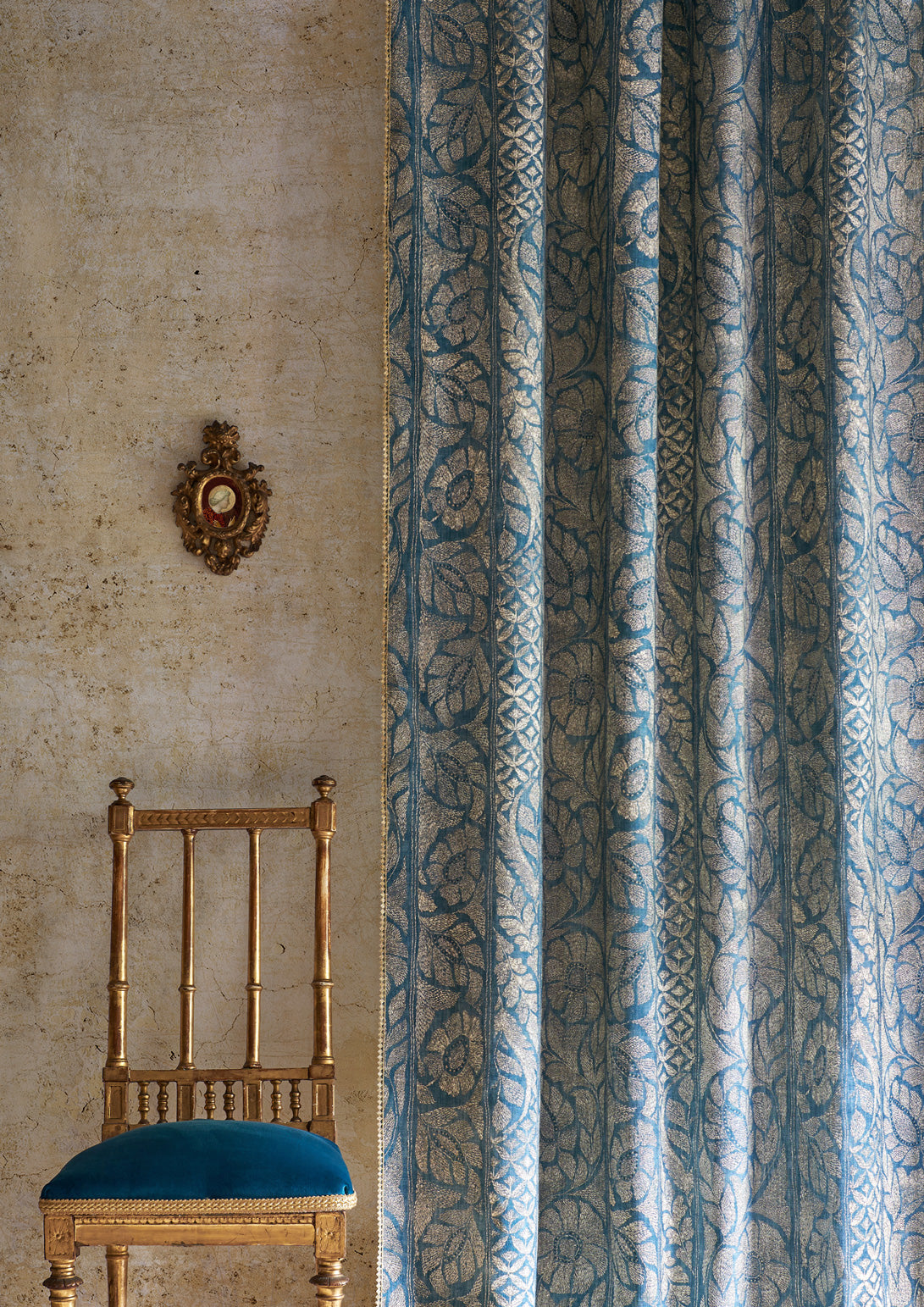 Lewis & Wood Kashmiri Marmara Gold Made to Measure Roman Blinds – lifestyle photograph